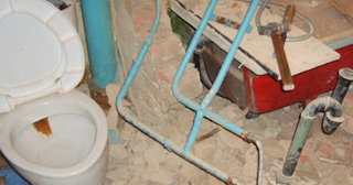 Профессиональный демонтаж перегородки ванной и туалета в Одинцово - от 562 рублей